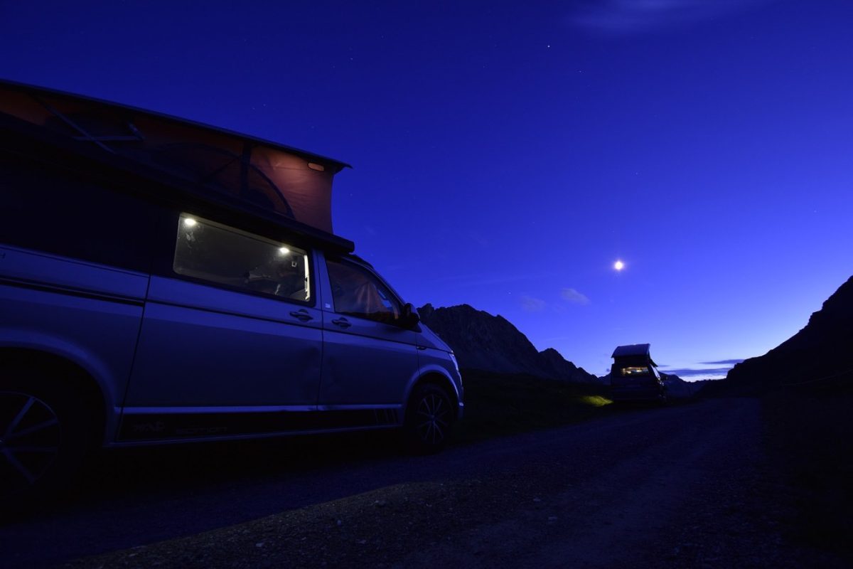 Roadsurfer ou Yescapa : quel service choisir pour un van