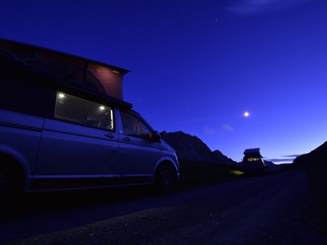 Roadsurfer ou Yescapa : quel service choisir pour un van