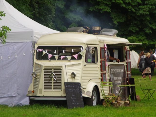 Roadsurfer ou Yescapa : quel service choisir pour un van